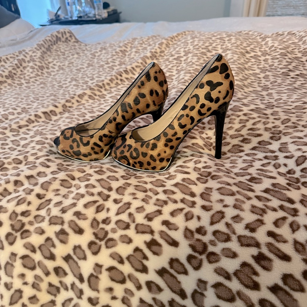Guess women’s heels back on trend leopard